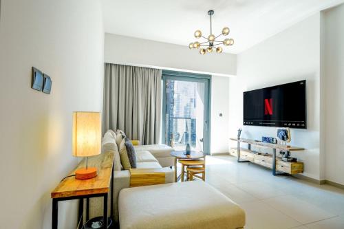 Modern 1BR - Balcony - Near Metro & Attractions