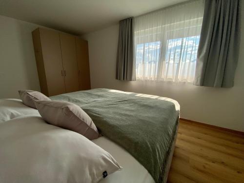 a bedroom with two beds and a window at Auszeit am Mondseeberg in Tiefgraben