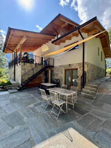 a house with a patio with a table and chairs at Wild Side in Mollia