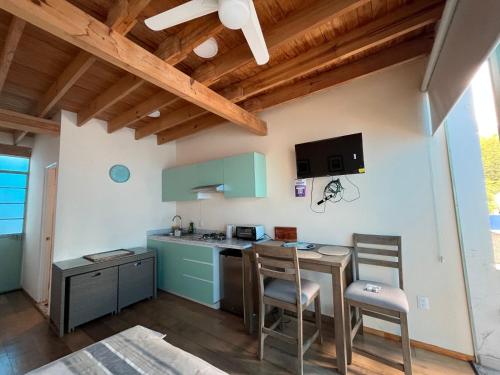 a kitchen with green cabinets and a table and chairs at Loft en Condesa in Mexico City