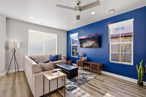 a living room with a couch and a blue wall at Pool, lazy river, pickle ball, sleeps 14, fire pit in Washington