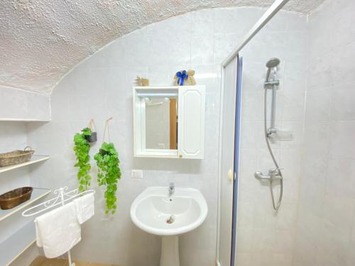 a bathroom with a sink and a shower at Lo Scoglio Bianco in Gallipoli