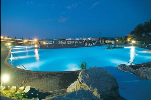 聖馬力諾的住宿－聖馬力諾花園酒店，一座晚上有蓝色水的大游泳池