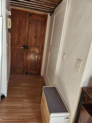 korytarz z drewnianymi drzwiami i drewnianą podłogą w obiekcie French Cocoon w mieście Fayence