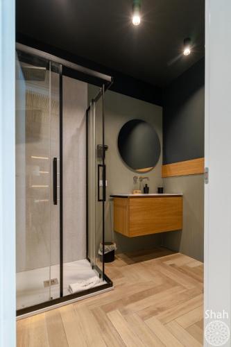 a bathroom with a shower and a sink at SHAH Rooms&relax in Taranto