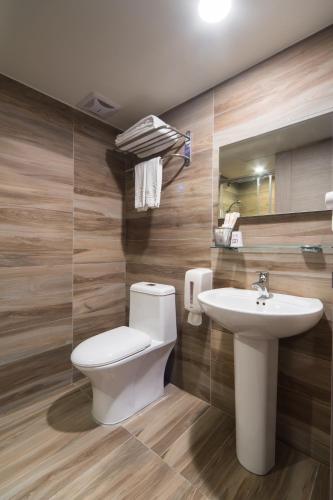 a bathroom with a toilet and a sink at Hotel Fun - Linsen in Taipei