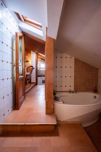 a bathroom with a bath tub in a room at Chiama Ride the Beauty Assisi in Assisi