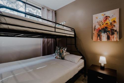 a bedroom with a bunk bed and a bed with a lamp at Hotel Diriá Santa Cruz in Santa Cruz