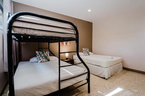 a bedroom with two bunk beds and a couch at Hotel Diriá Santa Cruz in Santa Cruz