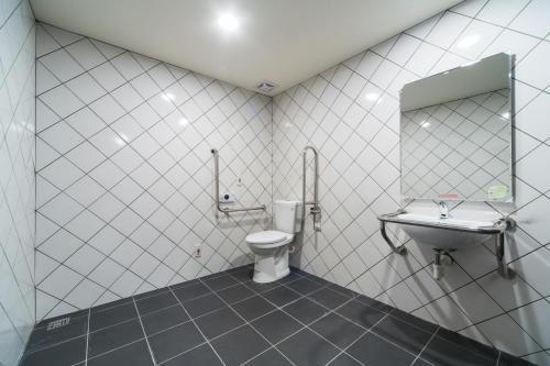 a bathroom with a toilet and a sink at Hotel Fun - Linsen in Taipei
