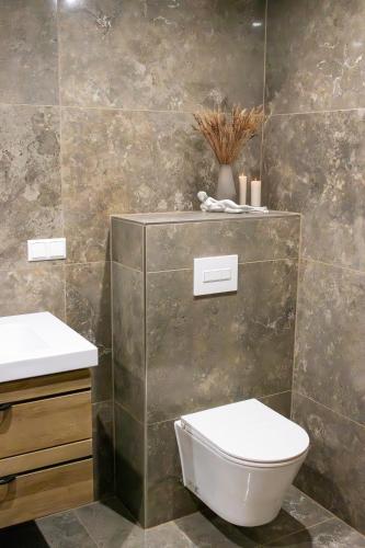 a bathroom with a toilet and two sinks at Ferienappartment Sickert in Groß Särchen