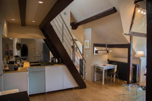 Loft Altavista في تالوار: مطبخ به درج يؤدي إلى علية