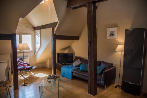 Loft Altavista في تالوار: غرفة معيشة مع سرير وتلفزيون