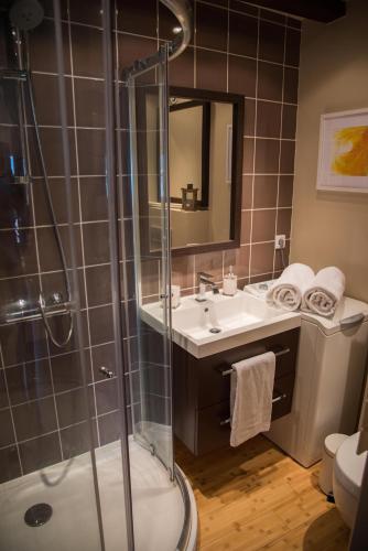 Loft Altavista في تالوار: حمام مزود بدش ومغسلة