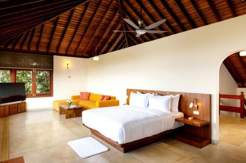 a bedroom with a bed and a couch at Kandy Knightsdale Villa in Panwila