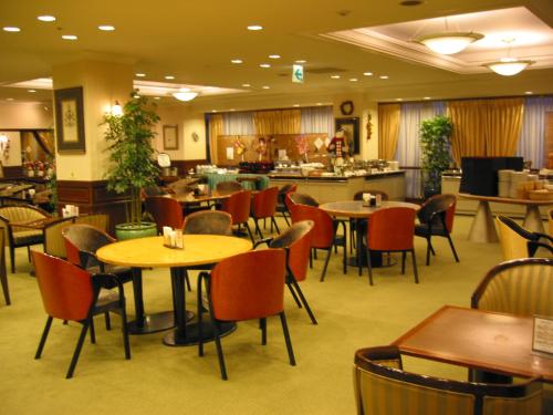 Un restaurant u otro lugar para comer en Hotel Grand Terrace Sendai Kokubun-cho