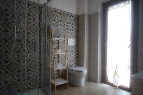a bathroom with a toilet and a shower at Villa Kappa - disponibili anche camere climatizzate - in LʼAquila