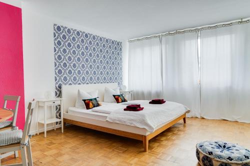 a bedroom with a bed with a blue and white wall at B&B MY PLACE mit Frühstückspaket - with Breakfastbox in Frankfurt