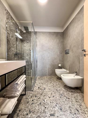a bathroom with two sinks and a shower and two toilets at Castello Belvedere Apartments in Desenzano del Garda
