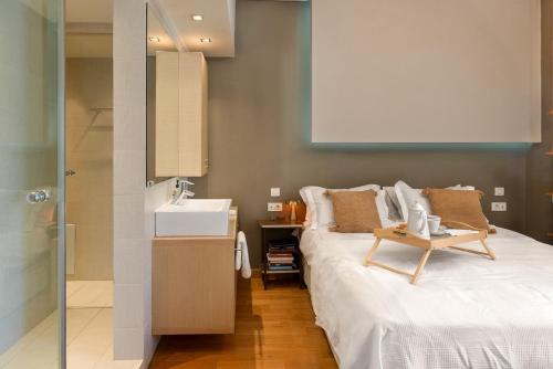 Elegant 2BR Apartment near Metro, Sunny & Spacious