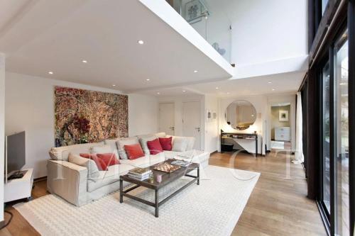 REF 1176 - Cannes Center - 5mins to the Palais des Festivals