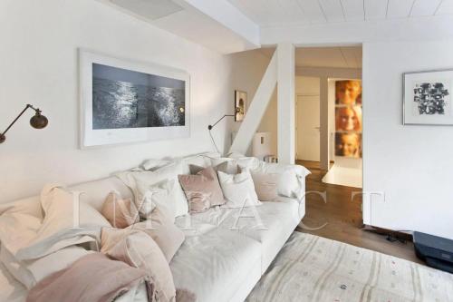 REF 1176 - Cannes Center - 5mins to the Palais des Festivals