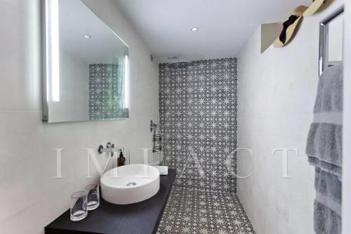 REF 1176 - Cannes Center - 5mins to the Palais des Festivals