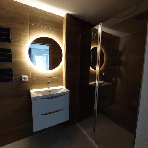 a bathroom with a sink and a mirror at Haus Moselliebe B&B in Ediger-Eller
