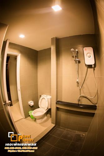 een badkamer met een toilet en een douche bij The Pixel Places in Nonthaburi