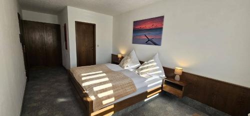 a bedroom with a bed and a painting on the wall at Stadtblick Bischofsheim in Bischofsheim an der Rhön