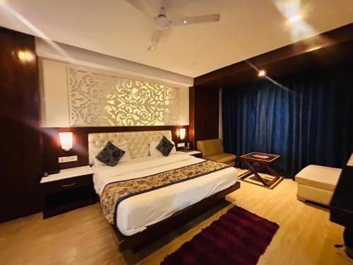 a hotel room with a large bed and a couch at mayur Mora in Rāmgarh
