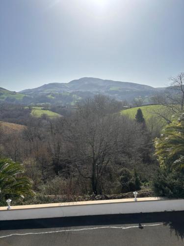 Una vista de las colinas desde la carretera en L'Estel, en Hasparren