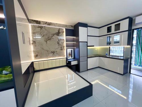 a large kitchen with a marble wall in a room at Trang Due homestay in An Dương