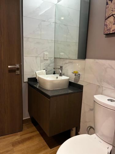 a bathroom with a sink and a toilet at Loft Vista Revolución in Mexico City
