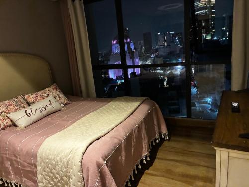a bedroom with a bed with a view of a city at Loft Vista Revolución in Mexico City