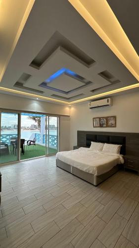 a bedroom with a bed in a room with a ceiling at درة العروس البرادايس دور علوي عوائل فقط in Durat Alarous