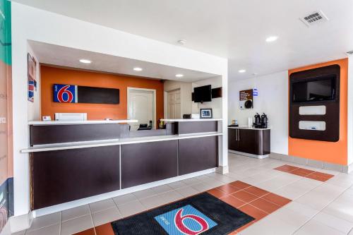 a hotel room with a bar and a kitchen at Motel 6-Bryan, TX - College Station in Bryan
