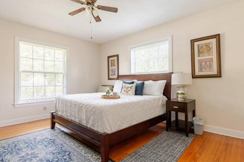 ein Schlafzimmer mit Bett und Deckenventilator in der Unterkunft Ida's Oasis in Pine Bluff