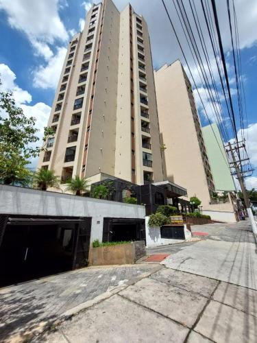 a tall building with a parking lot in front of it at Flat Próx. Campo de Marte, Anhembi e Espaço Unimed in São Paulo