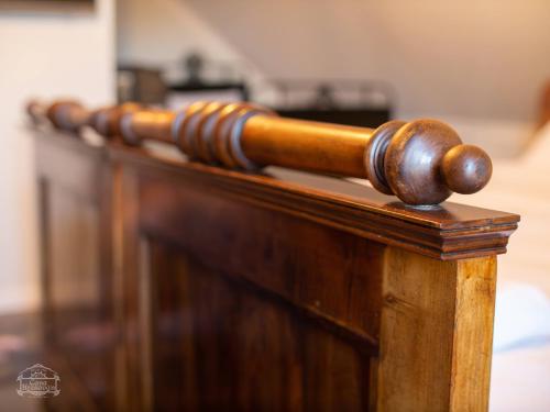 a wooden bench with a gavel on top of it at Casa Kresován in Sarmizegetusa