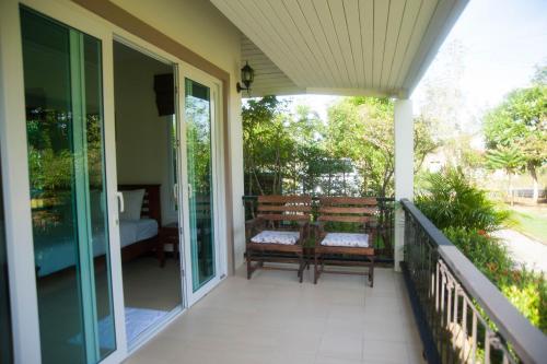ระเบียงหรือลานระเบียงของ CharPoot Cottage Khao Lak