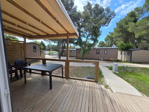 Mobilhome 6 pers 3ch 2SB 2 WC clim lave-vaisselle barbecue sous les pins