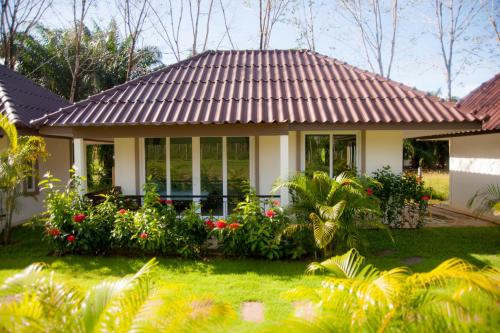 สวนหย่อมนอก CharPoot Cottage Khao Lak