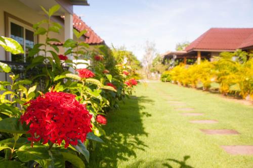 สวนหย่อมนอก CharPoot Cottage Khao Lak