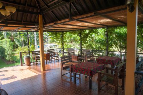 ระเบียงหรือลานระเบียงของ CharPoot Cottage Khao Lak