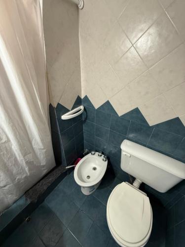 a bathroom with a toilet and a sink at Departamentos Li-Del in Monte Hermoso