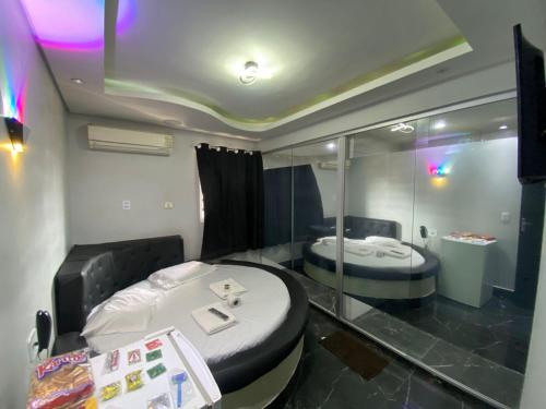 a room with a bed and a mirror at Hotel Suíte in Brasília