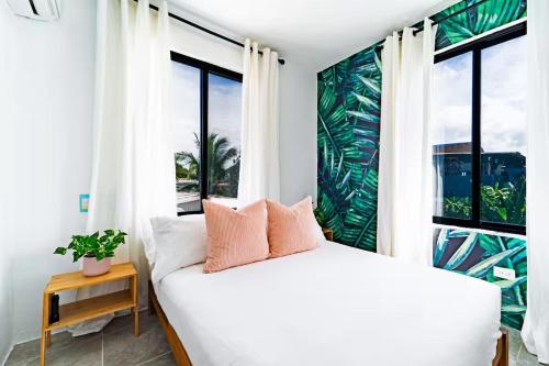 Llit o llits en una habitació de Tropical Getaway