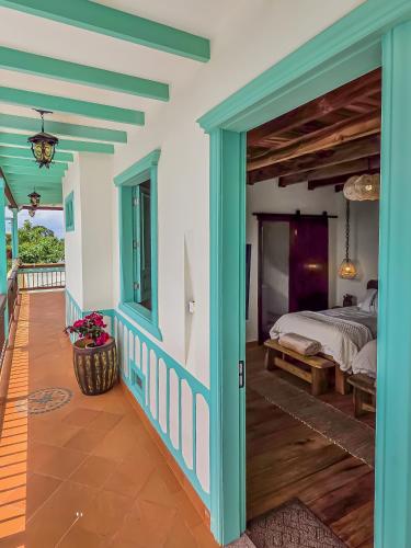 a bedroom with a bed and a balcony at Canela Mountain Villa Hotel in Salento
