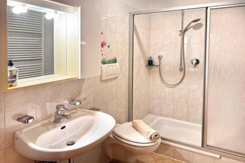 ein Badezimmer mit Toilette, Waschbecken und Dusche in der Unterkunft Agriturismo Kabishof in Villnöss